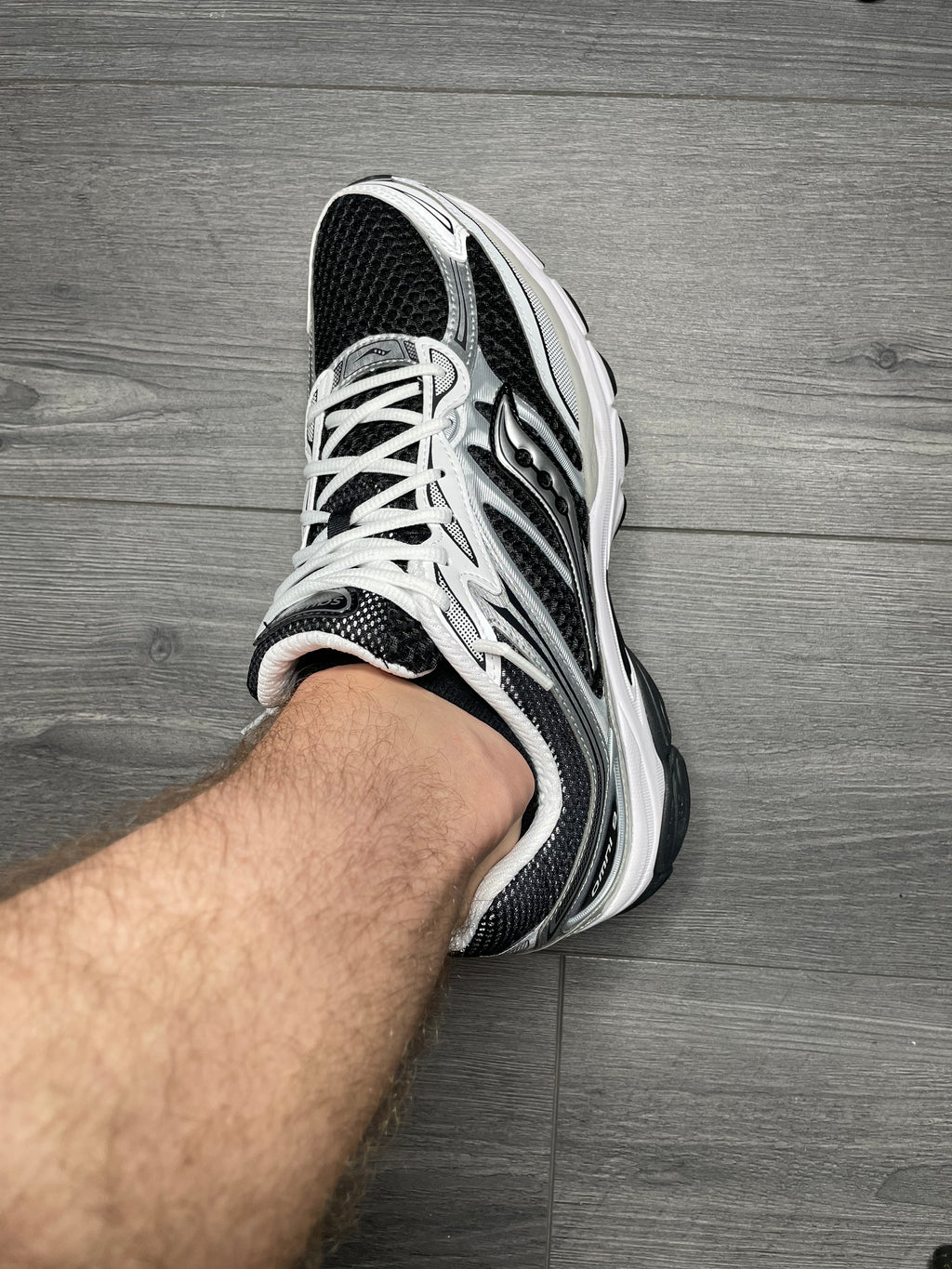 SAUCONY PROGRID OMNI 9 (WHITE/BLACK)
