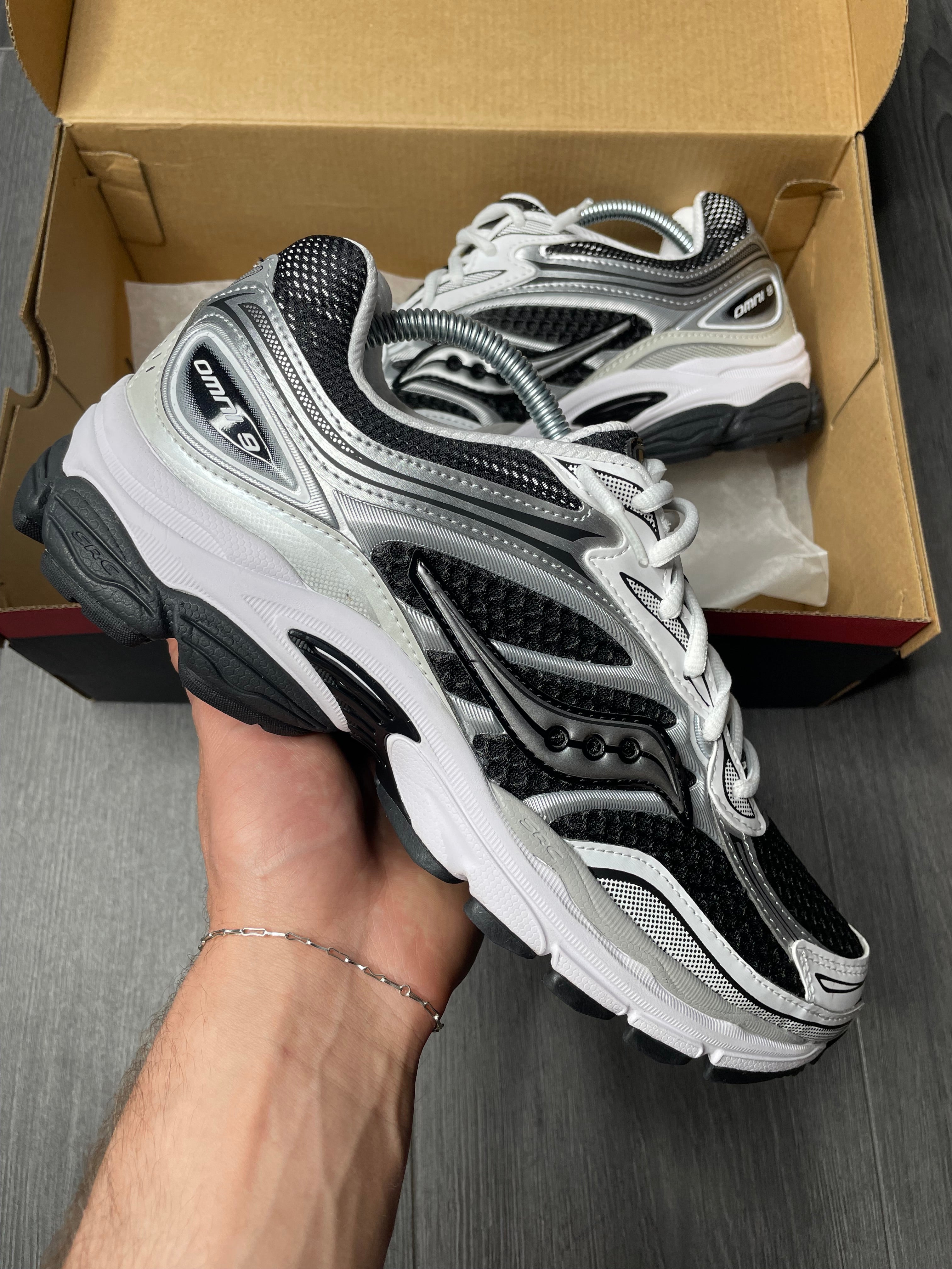 SAUCONY PROGRID OMNI 9 (WHITE/BLACK)